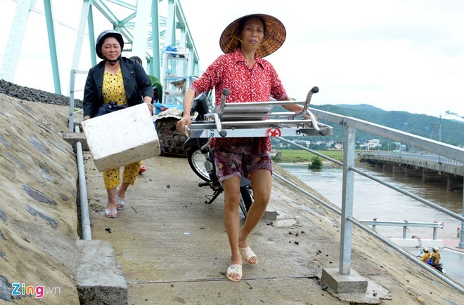 Chay nuoc mat truoc canh do nat vung ron lu Phu Yen-Hinh-11