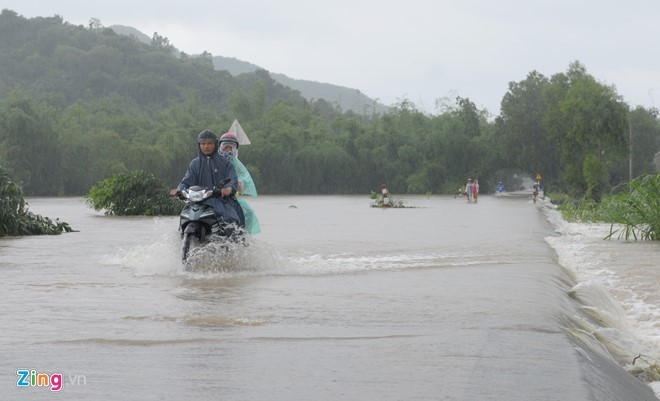 Chay nuoc mat truoc canh do nat vung ron lu Phu Yen-Hinh-14