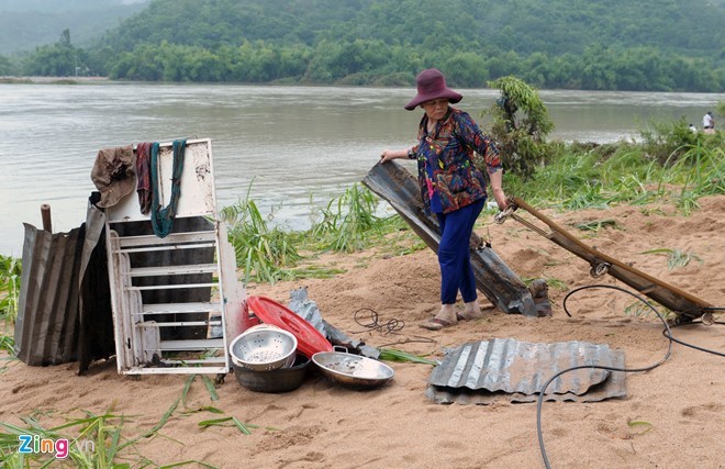 Chay nuoc mat truoc canh do nat vung ron lu Phu Yen-Hinh-6