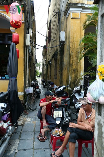 Lu sap ve, nguoi dan di thuyen tren pho o Hoi An-Hinh-11