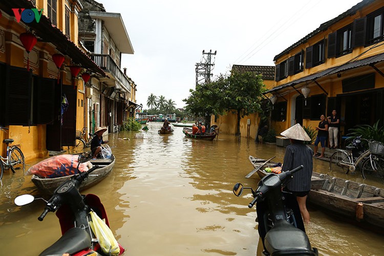 Lu sap ve, nguoi dan di thuyen tren pho o Hoi An-Hinh-13