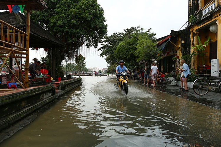 Lu sap ve, nguoi dan di thuyen tren pho o Hoi An-Hinh-14