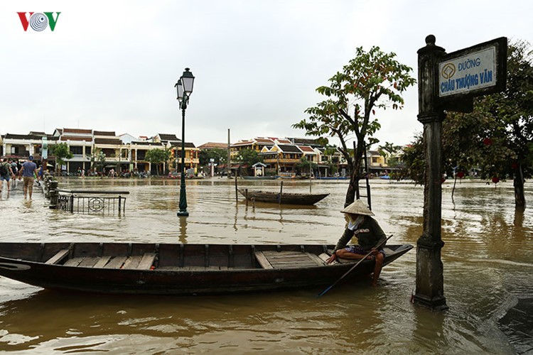 Lu sap ve, nguoi dan di thuyen tren pho o Hoi An-Hinh-17