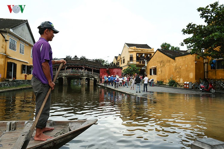 Lu sap ve, nguoi dan di thuyen tren pho o Hoi An-Hinh-19