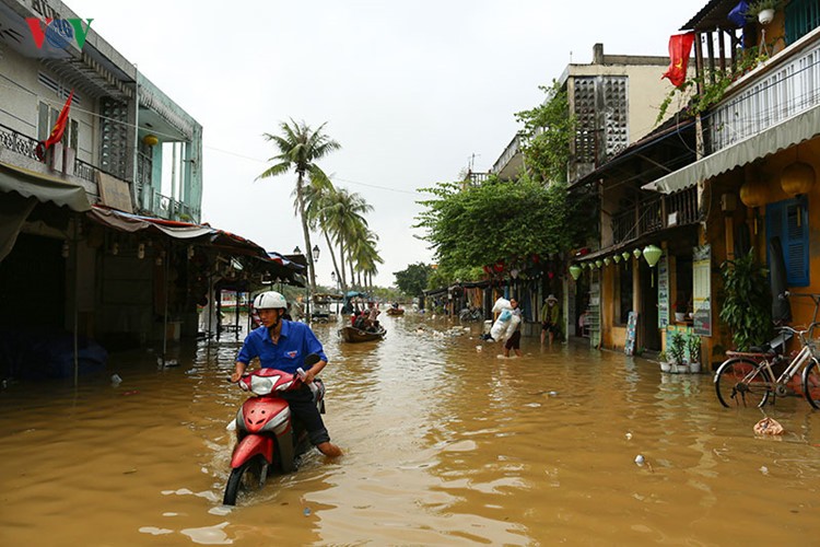 Lu sap ve, nguoi dan di thuyen tren pho o Hoi An-Hinh-9