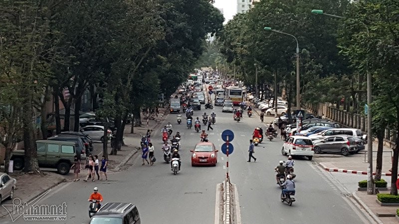 Ha Noi: Bi cho do, xe hop tran day long duong, via he-Hinh-12