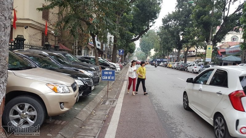 Ha Noi: Bi cho do, xe hop tran day long duong, via he-Hinh-6