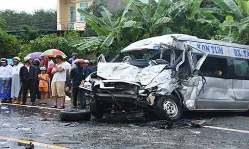 24 nguoi bi nghi phoi nhiem HIV khi cuu nan nhan tai Kon Tum