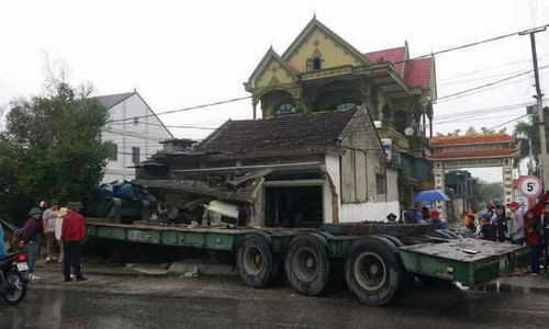 Container dam sap nha ven duong, tai xe tu vong trong cabin