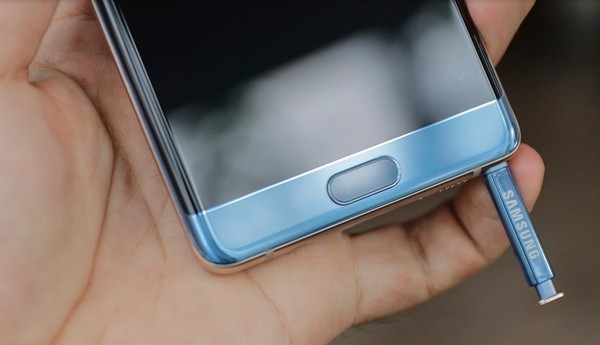 Samsung Galaxy Note FE gia 13,99 trieu dong co gi noi bat?