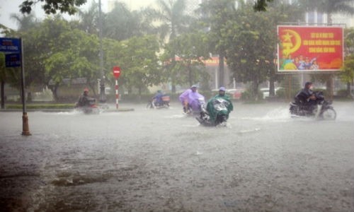 Mua lon dien rong khap mien Trung, Ha Noi ret dam