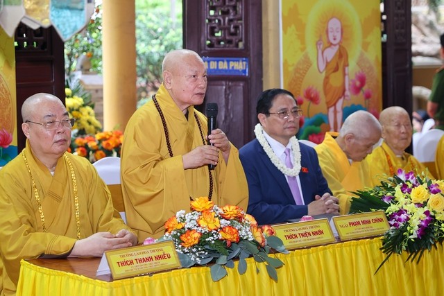 Thu tuong Pham Minh Chinh du Dai le Phat dan 2024 cung tang ni, Phat tu-Hinh-2