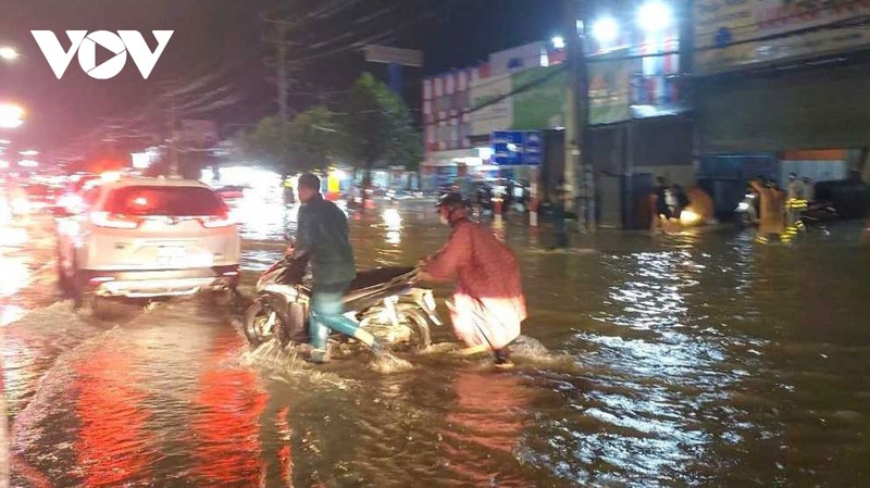 Nhieu o to bi troi, Binh Duong noi gi ve nguyen nhan ngap ung?