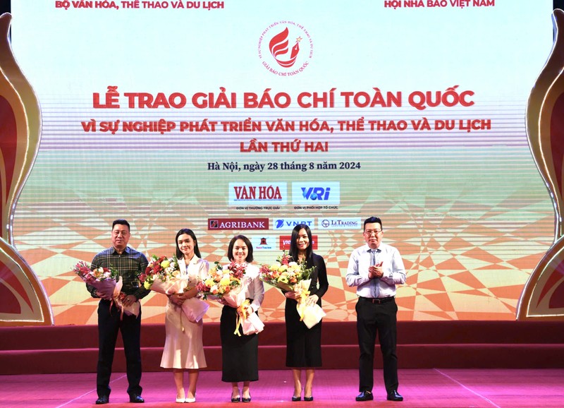 Trao Giai bao chi vi su nghiep Van hoa The thao va Du lich lan 2-Hinh-2