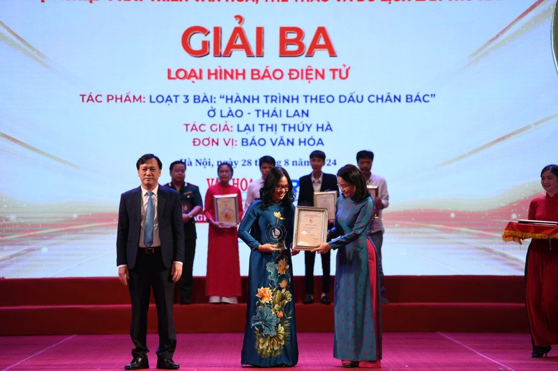 Trao Giai bao chi vi su nghiep Van hoa The thao va Du lich lan 2-Hinh-4