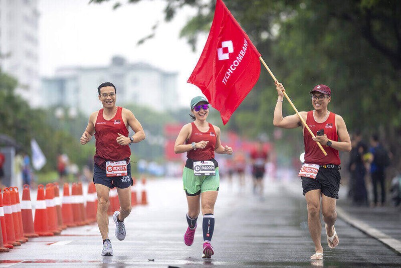 Marathon Quoc te Ha Noi Techcombank: Chung tay chia se kho khan voi nhan dan vung lu-Hinh-2