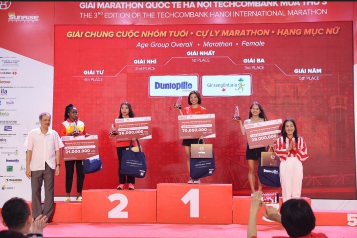 Marathon Quoc te Ha Noi Techcombank: Chung tay chia se kho khan voi nhan dan vung lu-Hinh-3