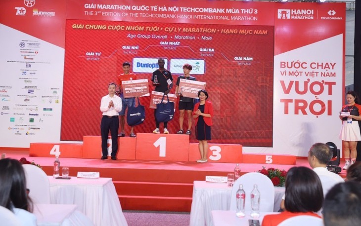 Marathon Quoc te Ha Noi Techcombank: Chung tay chia se kho khan voi nhan dan vung lu-Hinh-4