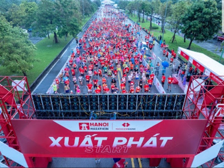 Marathon Quoc te Ha Noi Techcombank: Chung tay chia se kho khan voi nhan dan vung lu