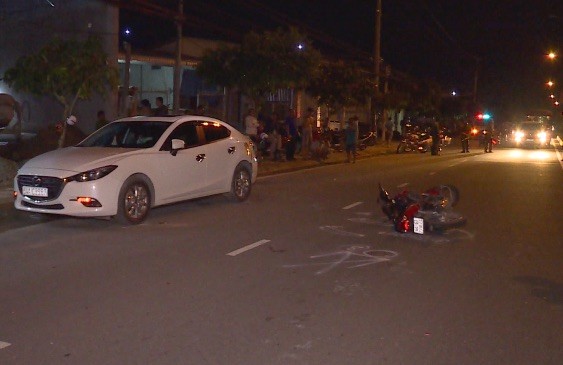 Tai nan kinh hoang: Mazda3 tong chet nguoi di xe may tren quoc lo 53