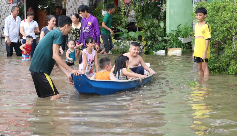 Trieu cuong lon nhat lich su o Can Tho: Boi ghe giua duong-Hinh-2