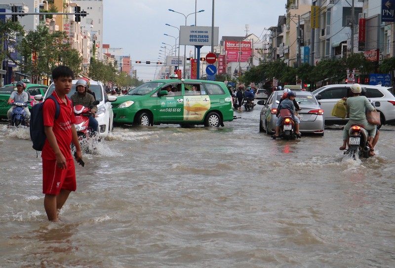 Trieu cuong lon nhat lich su o Can Tho: Boi ghe giua duong-Hinh-7