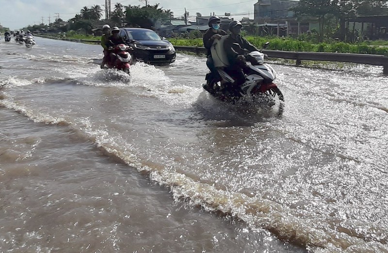 Trieu cuong lon nhat lich su o Can Tho: Boi ghe giua duong-Hinh-8