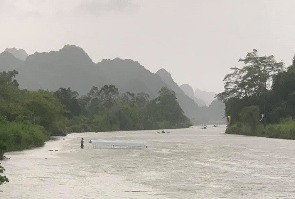 Lat do cho khach tren suoi vao chua Huong