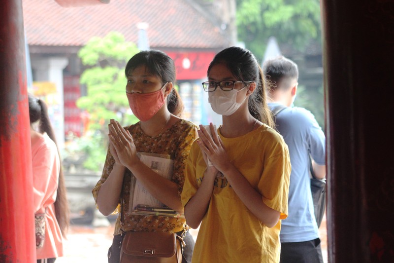 Hang tram si tu den Van Mieu Quoc Tu Giam cau may truoc ky thi THPT-Hinh-11