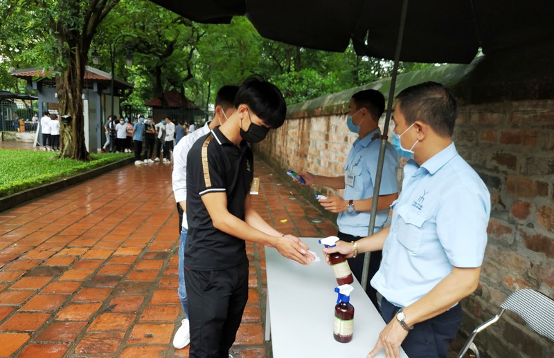 Hang tram si tu den Van Mieu Quoc Tu Giam cau may truoc ky thi THPT-Hinh-2