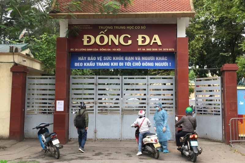 Hoc sinh lop 8 Truong THCS Dong Da nga tu tang 2 xuong dat