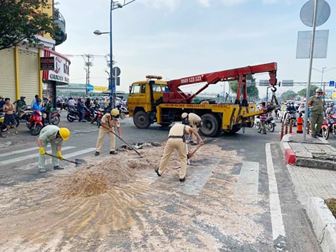 Nhan len hinh anh cao dep cua canh sat giao thong