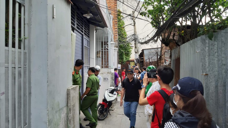 Co gai nam bat dong trong phong tro voi nhieu vet dao dam, mau khap noi-Hinh-3