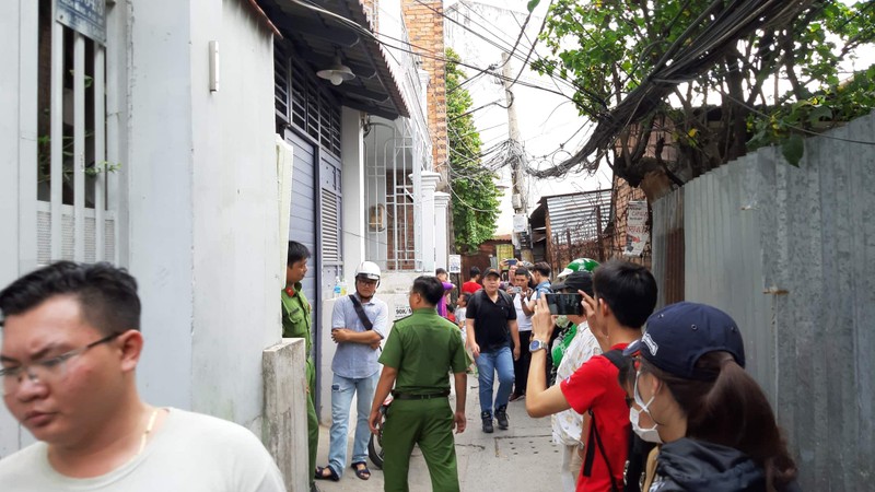 Co gai nam bat dong trong phong tro voi nhieu vet dao dam, mau khap noi-Hinh-6