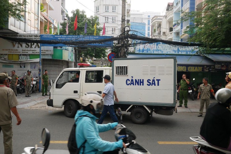 Thuc nghiem hien truong vu tham phan, giang vien 'bat coc tre con, xam pham cho o'-Hinh-2