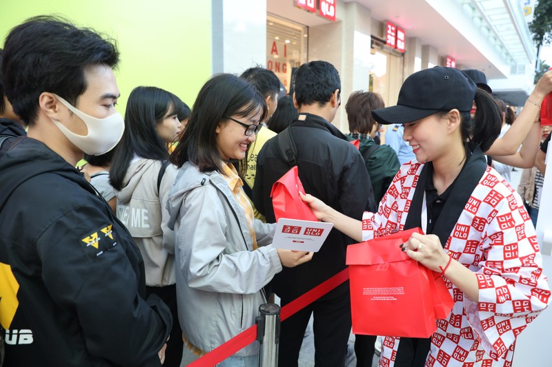 Choang ngop canh ngan nguoi Sai Gon chen chan vao Uniqlo ngay khai truong-Hinh-4