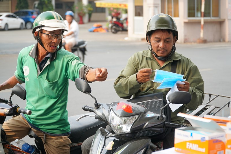 Tang hang ngan khau trang phong virus Corona cho nguoi dan TP HCM-Hinh-7