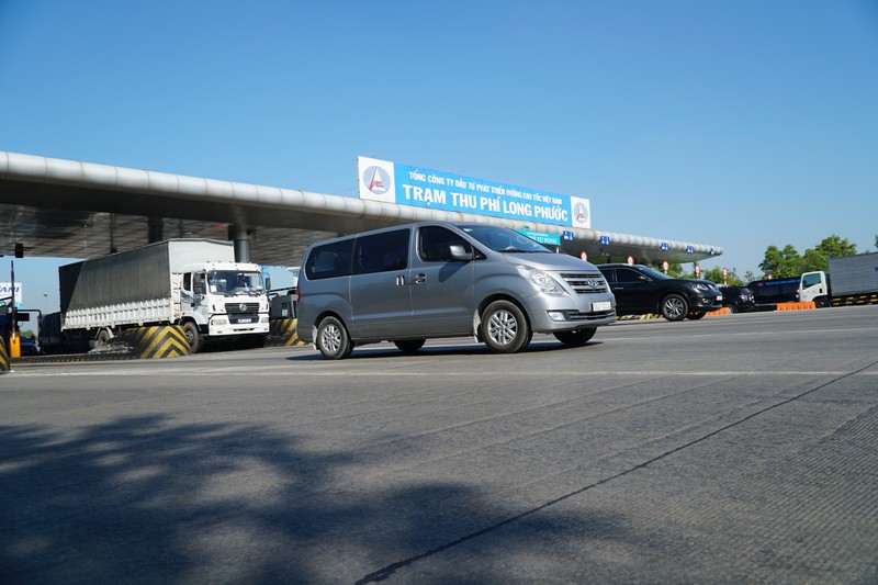 CSGT doi nang phat khau trang mien phi tren cao toc