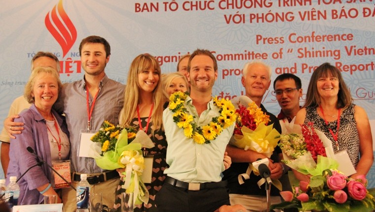 Nick Vujicic nguyen cau cho Viet Nam mai song trong hoa binh-Hinh-2