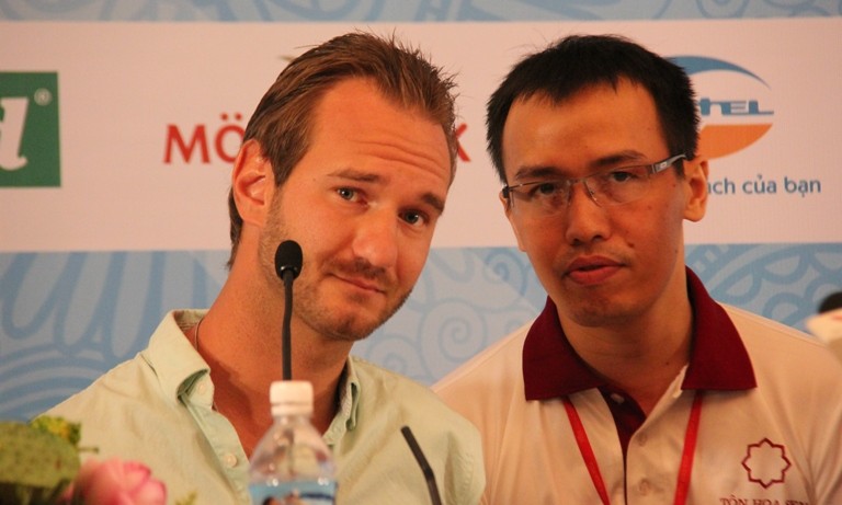 Nick Vujicic nguyen cau cho Viet Nam mai song trong hoa binh-Hinh-5