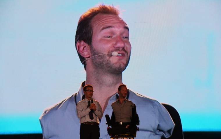 Nick Vujicic kham phuc nhung tam guong nghi luc Viet Nam-Hinh-4