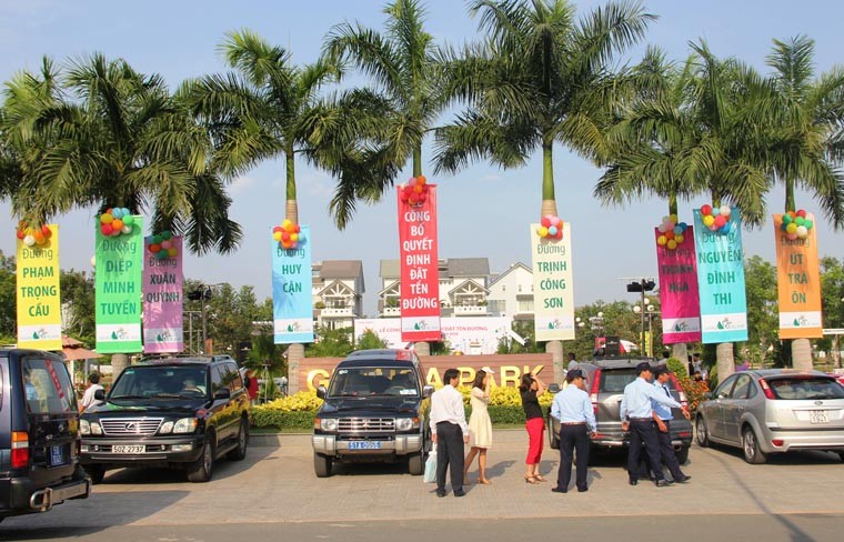 Huu Chau roi lẹ du le dat ten duong NSUT Thanh Nga