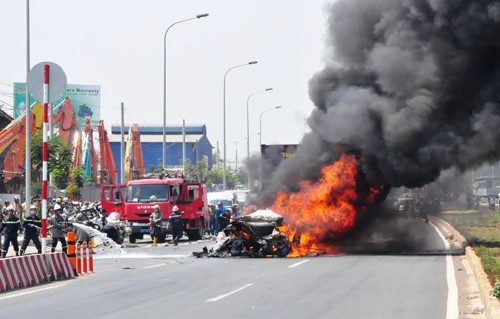 Xe dau keo boc chay du doi gay tac duong nghiem trong-Hinh-2