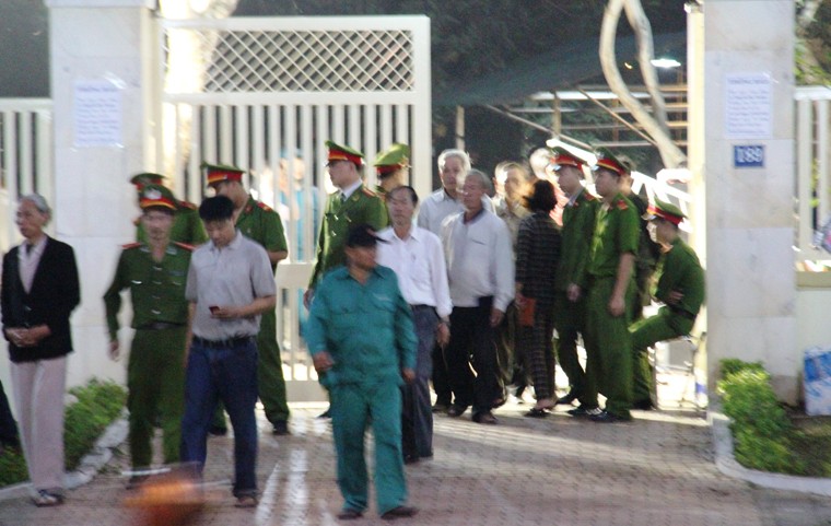 Nguoi dan do ve vinh biet ong Nguyen Ba Thanh o tu gia-Hinh-4