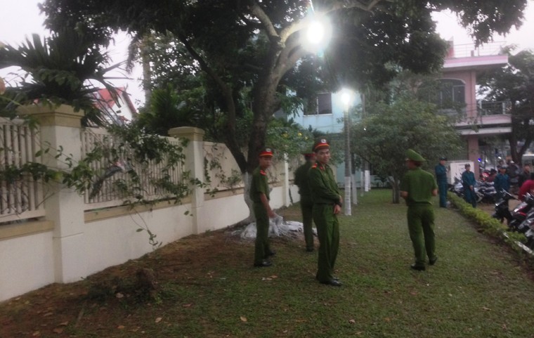 Nguoi dan do ve vinh biet ong Nguyen Ba Thanh o tu gia-Hinh-8