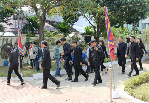 Dong nguoi doi nang cho vao vieng tang ong Nguyen Ba Thanh-Hinh-3