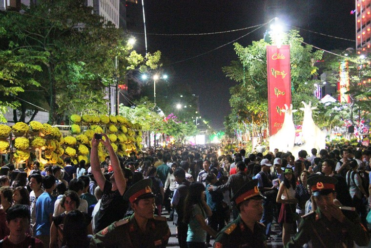 Trung tam Sai Gon ngop tho nguoi xe ngong phao hoa-Hinh-8