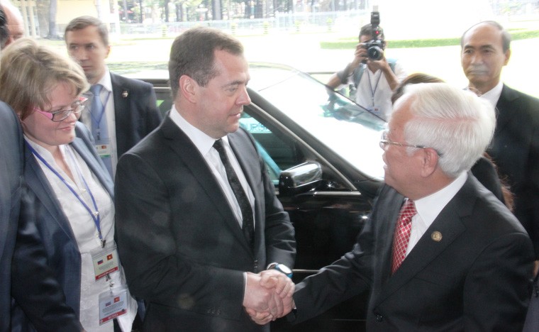 Nguòi dan TP HCM vui mùng dón Thủ tuóng Nga Medvedev-Hinh-3