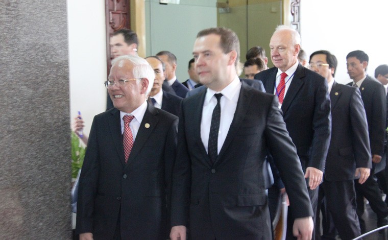 Nguòi dan TP HCM vui mùng dón Thủ tuóng Nga Medvedev-Hinh-5