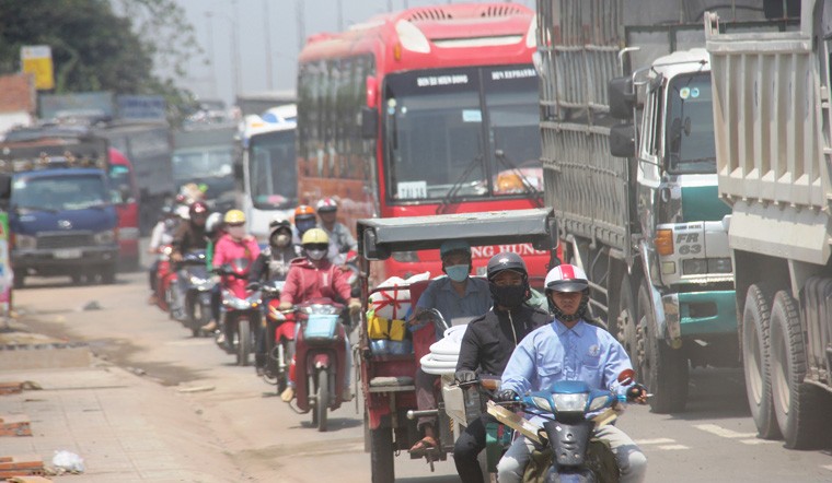 Nhũng cái bãy chét nguòi tại trạm thu phí càu Dòng Nai-Hinh-5